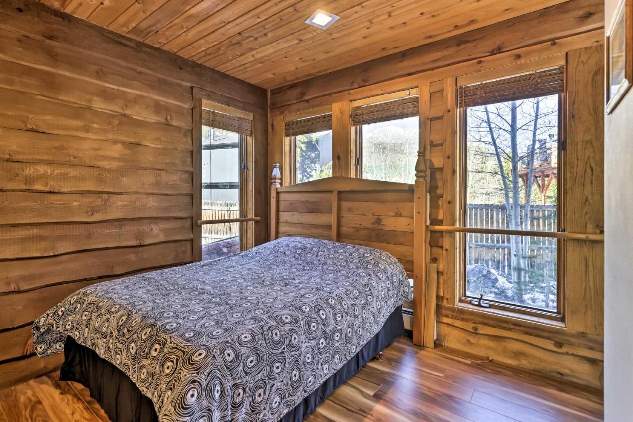 Holiday home Deluxe House With Mtn View And Hot Tub!