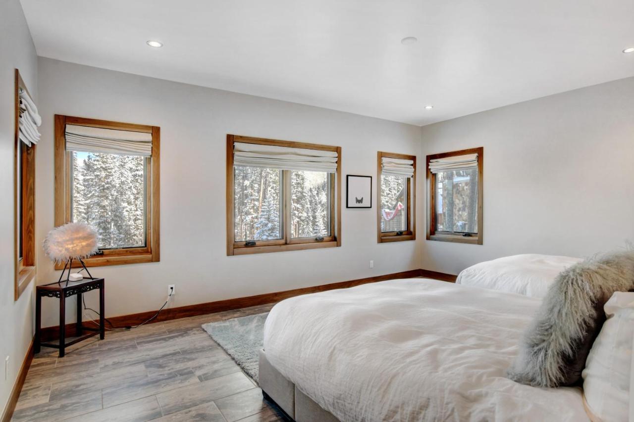 Holiday home Ski-in-ski-out Chalet: Luxury Hot Tub Retreat With Mountain Views *