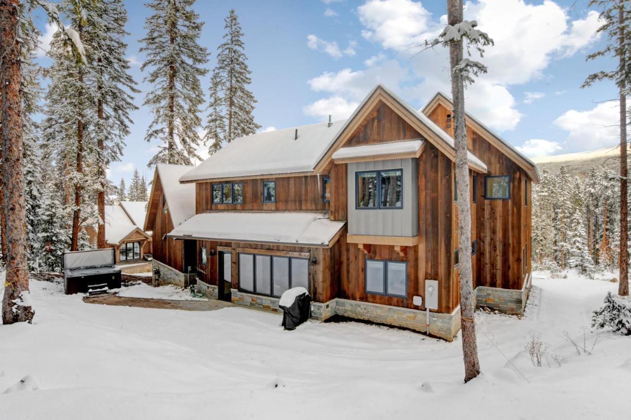 Ski-in-ski-out Chalet: Luxury Hot Tub Retreat With Mountain Views *