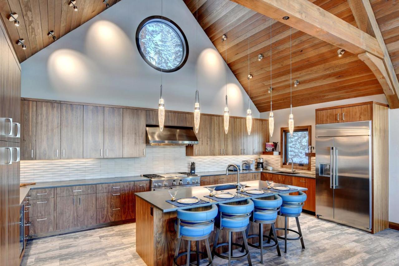Holiday home Ski-in-ski-out Chalet: Luxury Hot Tub Retreat With Mountain Views