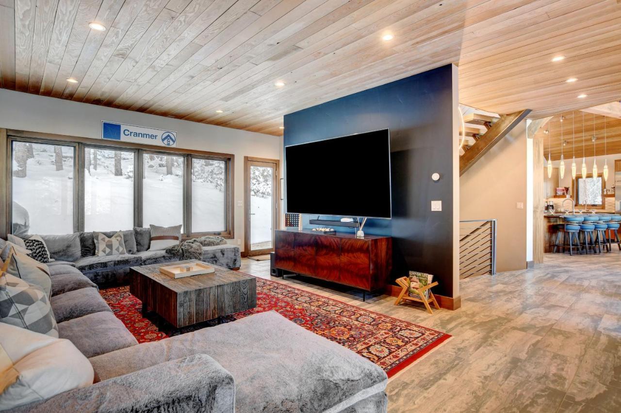 Ski-in-ski-out Chalet: Luxury Hot Tub Retreat With Mountain Views Holiday home