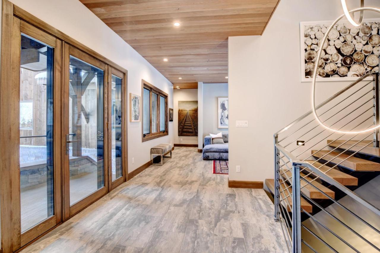 Holiday home Ski-in-ski-out Chalet: Luxury Hot Tub Retreat With Mountain Views