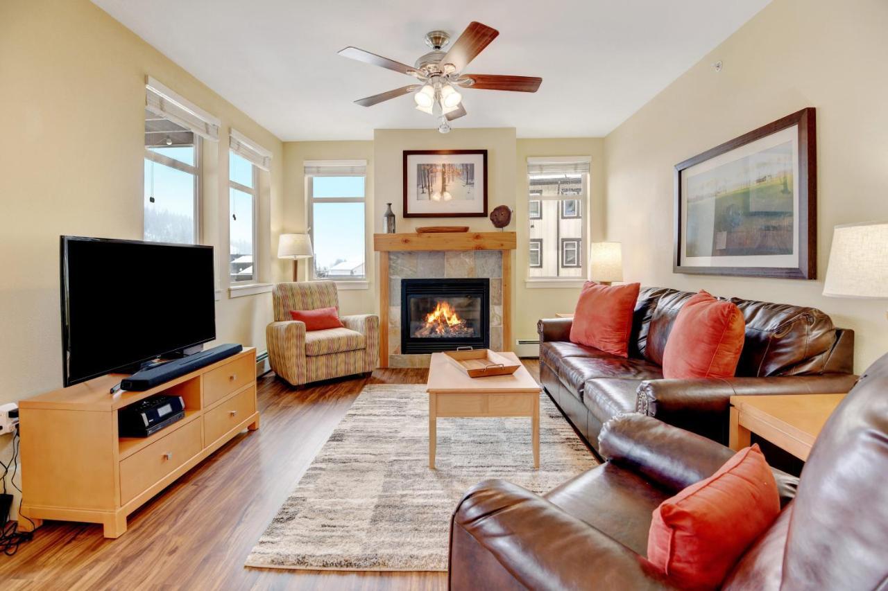 Ski In-out Luxury Condo: Mountain Views & Hot Tub Retreat Holiday home