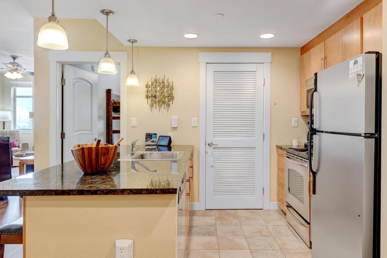 Ski In-out Luxury Condo: Mountain Views & Hot Tub Retreat *