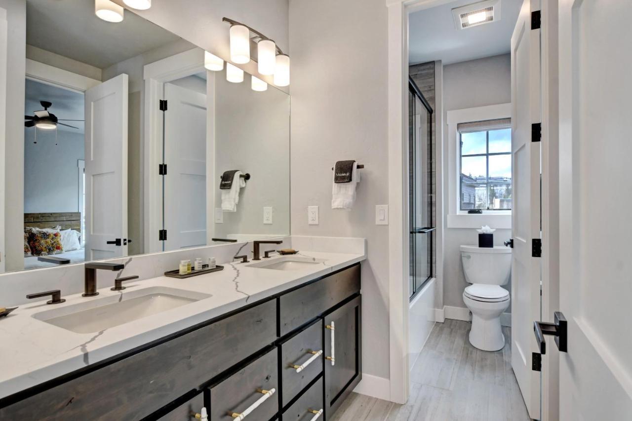 Riverside Luxury Villa: Rooftop Oasis With Activity Perks Holiday home Winter Park