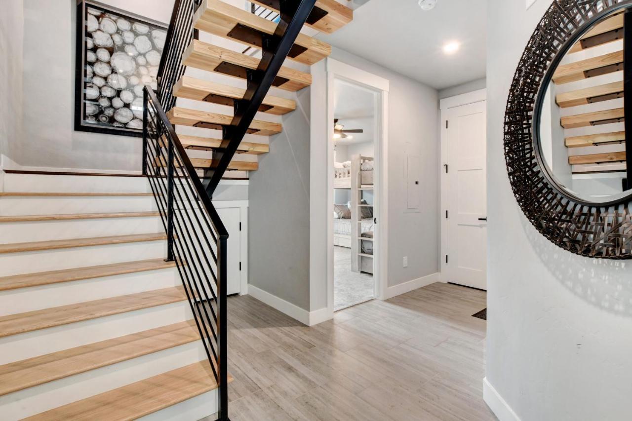 Riverside Luxury Villa: Rooftop Oasis With Activity Perks Winter Park