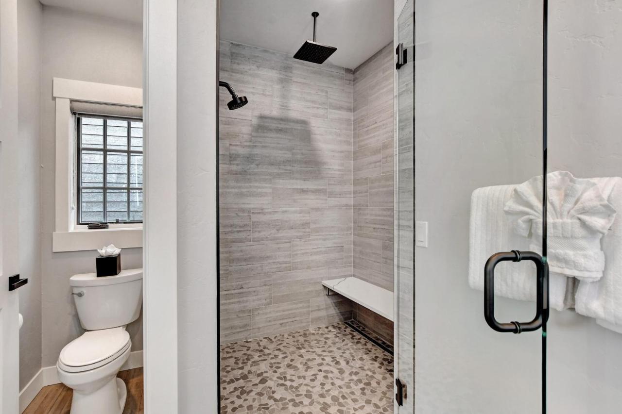 Riverside Luxury Villa: Rooftop Oasis With Activity Perks Winter Park
