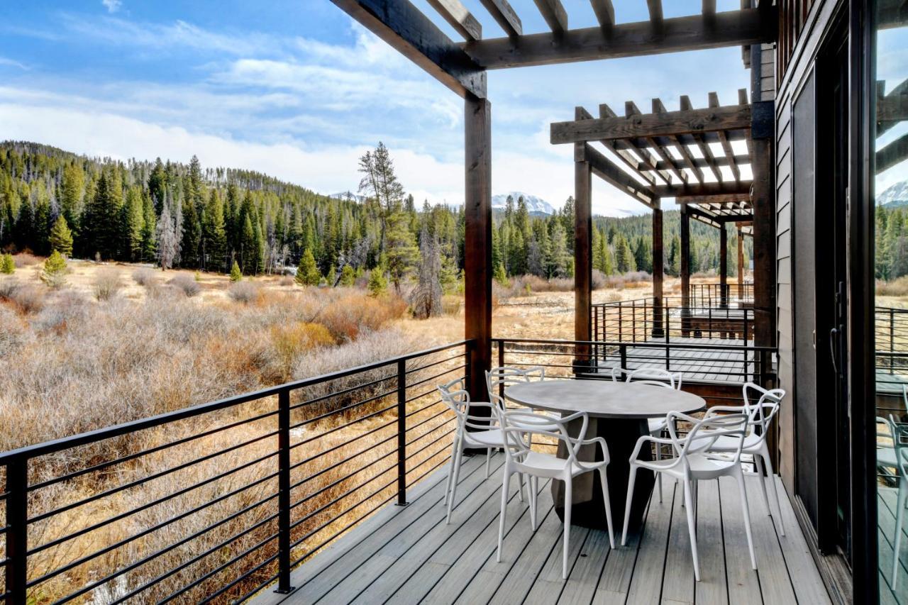 Riverside Luxury Villa: Rooftop Oasis With Activity Perks