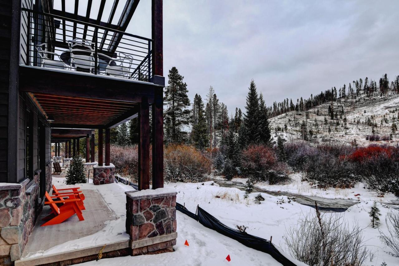 Riverside Luxury Villa: Rooftop Oasis With Activity Perks *