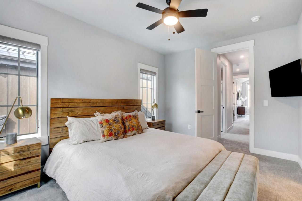 Riverside Luxury Villa: Rooftop Oasis With Activity Perks