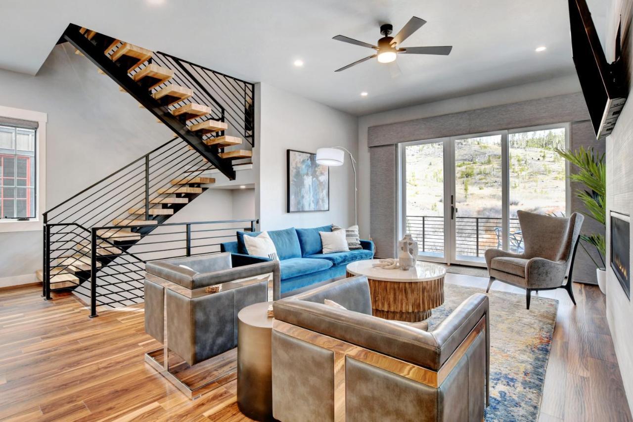 Riverside Luxury Villa: Rooftop Oasis With Activity Perks