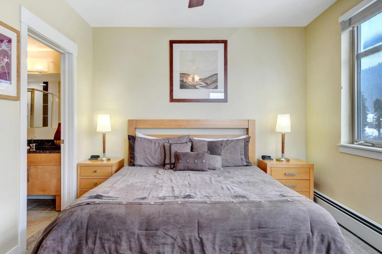 Ski In-out Luxury Condo: Mountain Views & Hot Tub Retreat *