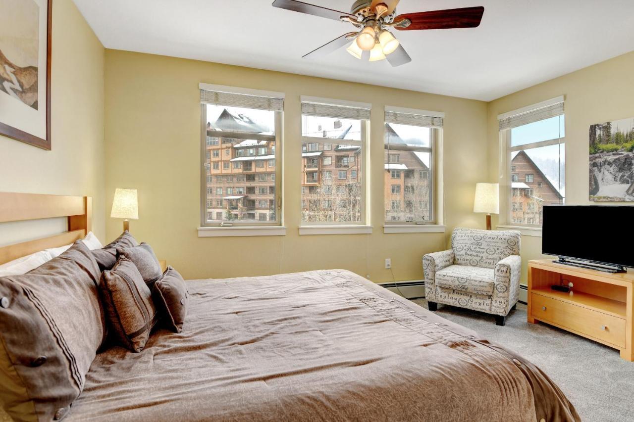 Ski In-out Luxury Condo: Mountain Views & Hot Tub Retreat *