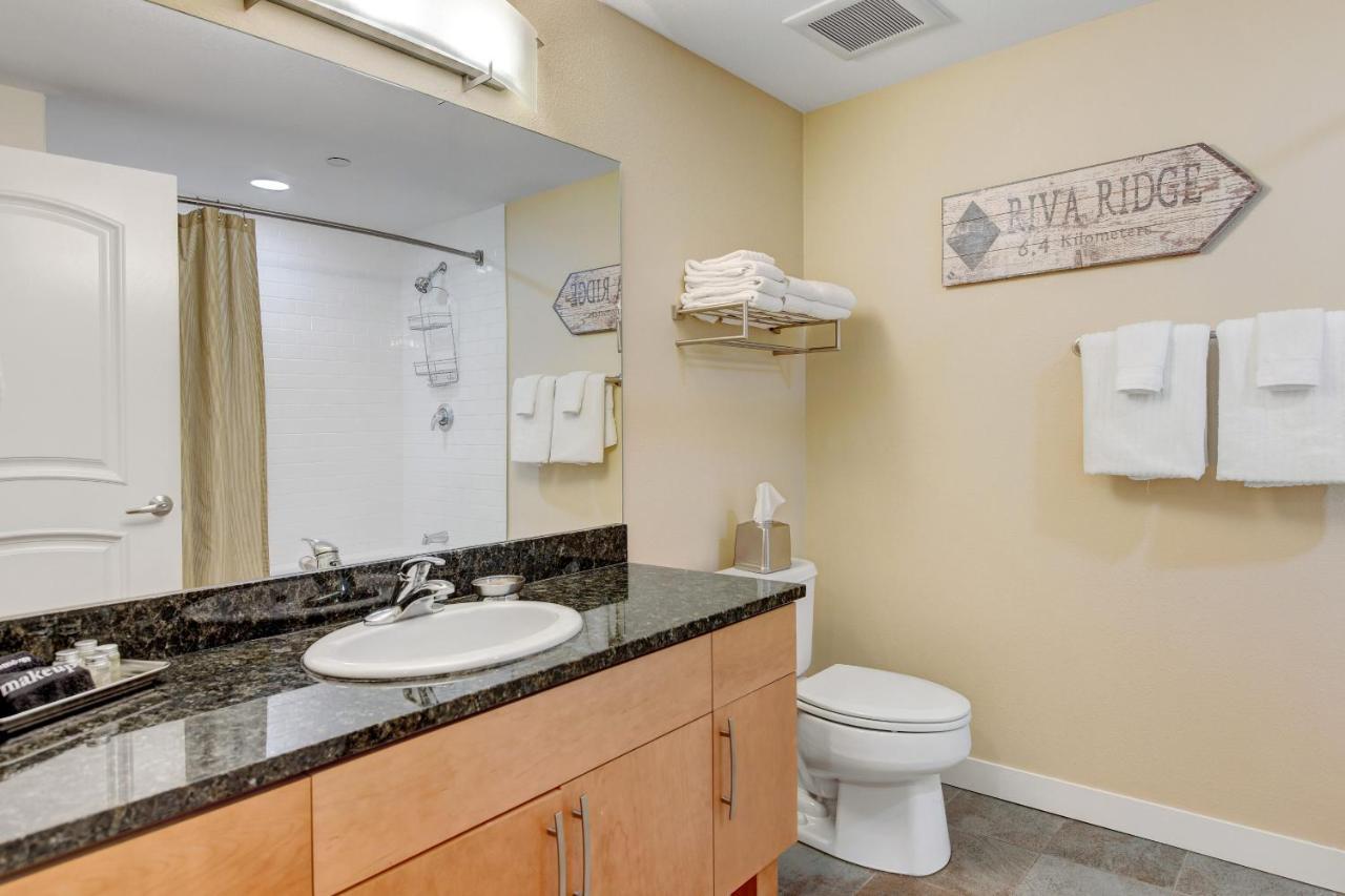 Ski In-out Luxury Condo: Mountain Views & Hot Tub Retreat Holiday home Winter Park