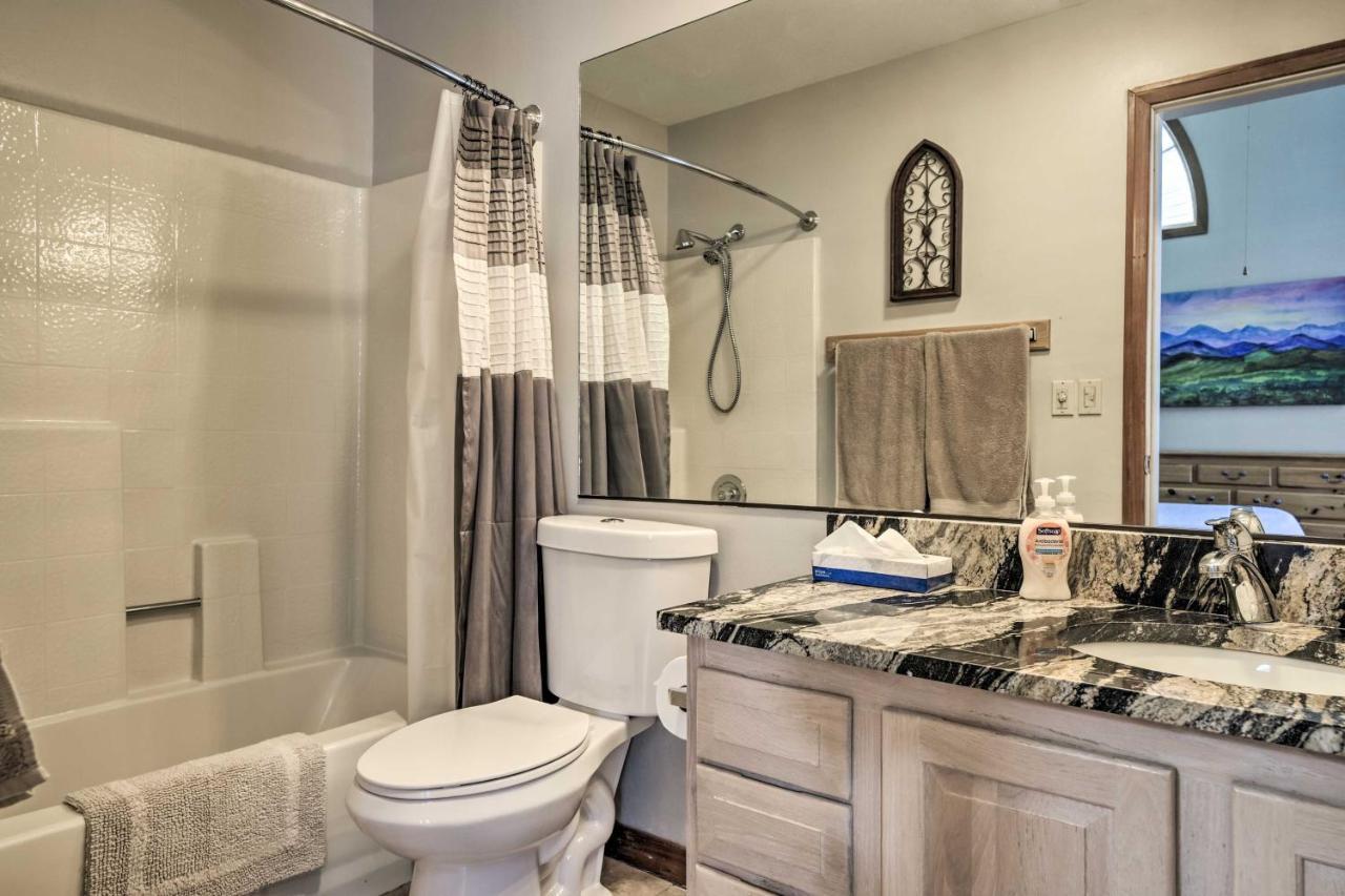 Casa de férias Peaceful Townhome With Hot Tub!