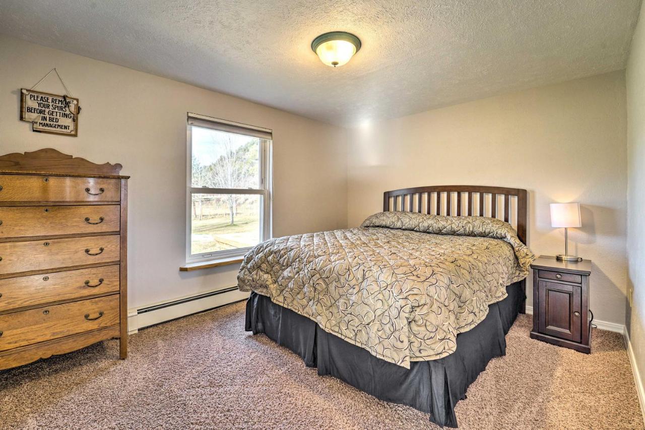 Ranch With Hot Tub And 1-acre Yard! *