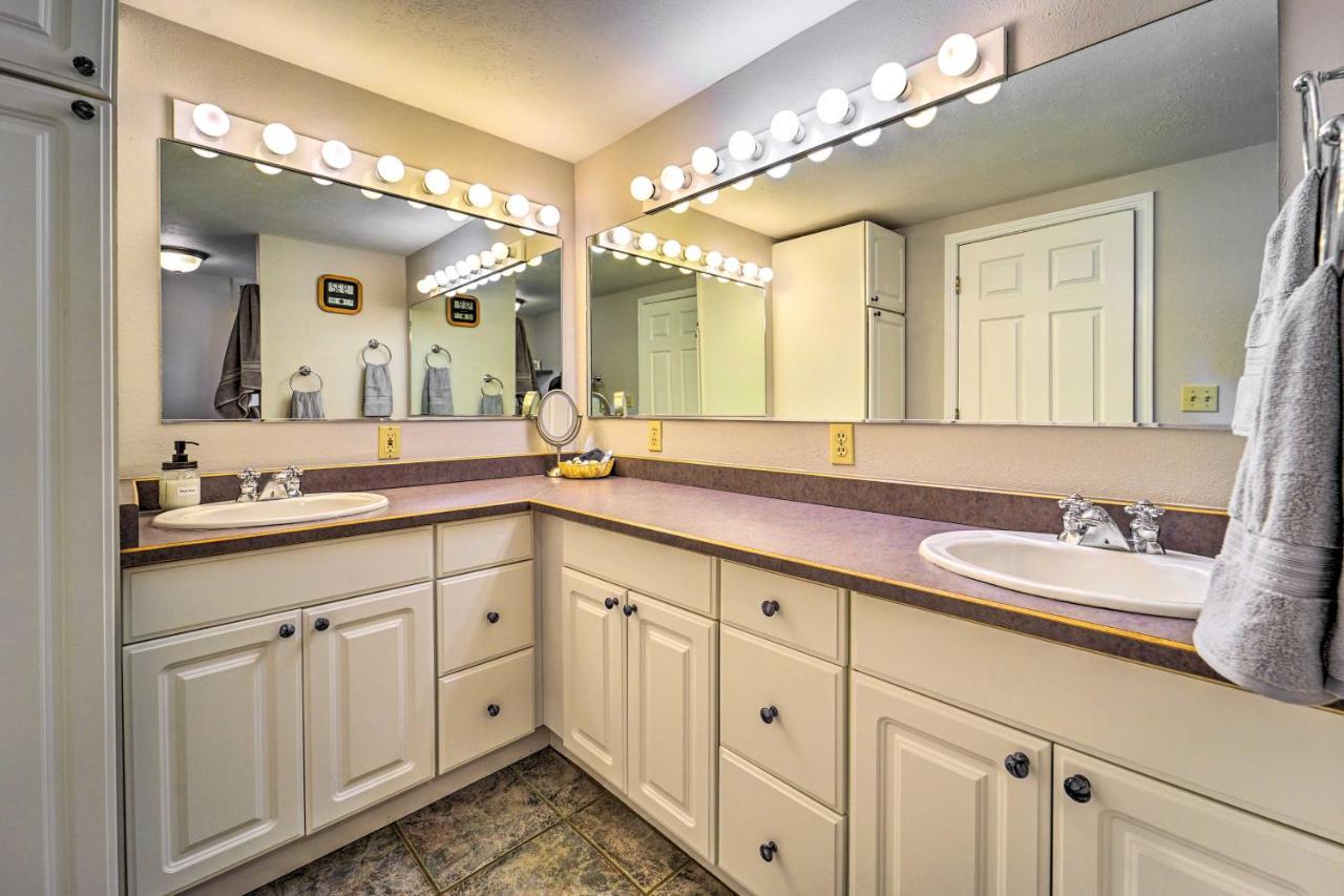Ranch With Hot Tub And 1-acre Yard! Holiday home *