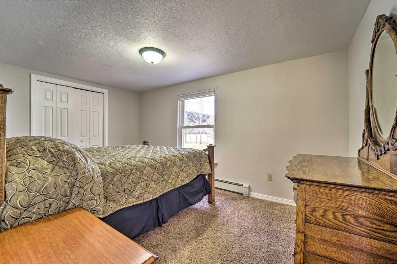 Ranch With Hot Tub And 1-acre Yard! *