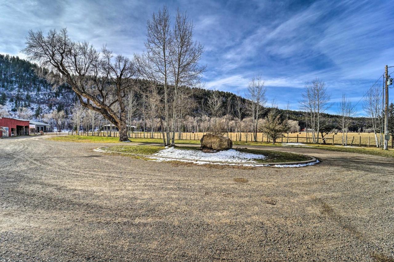 Ranch With Hot Tub And 1-acre Yard!