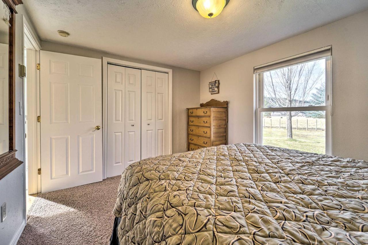 Ranch With Hot Tub And 1-acre Yard! Holiday home *