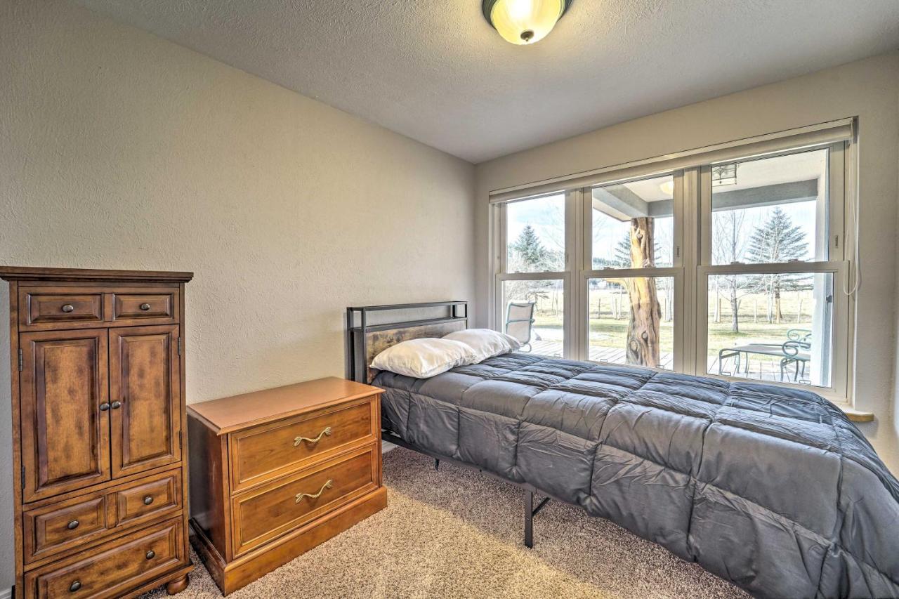 Ranch With Hot Tub And 1-acre Yard!