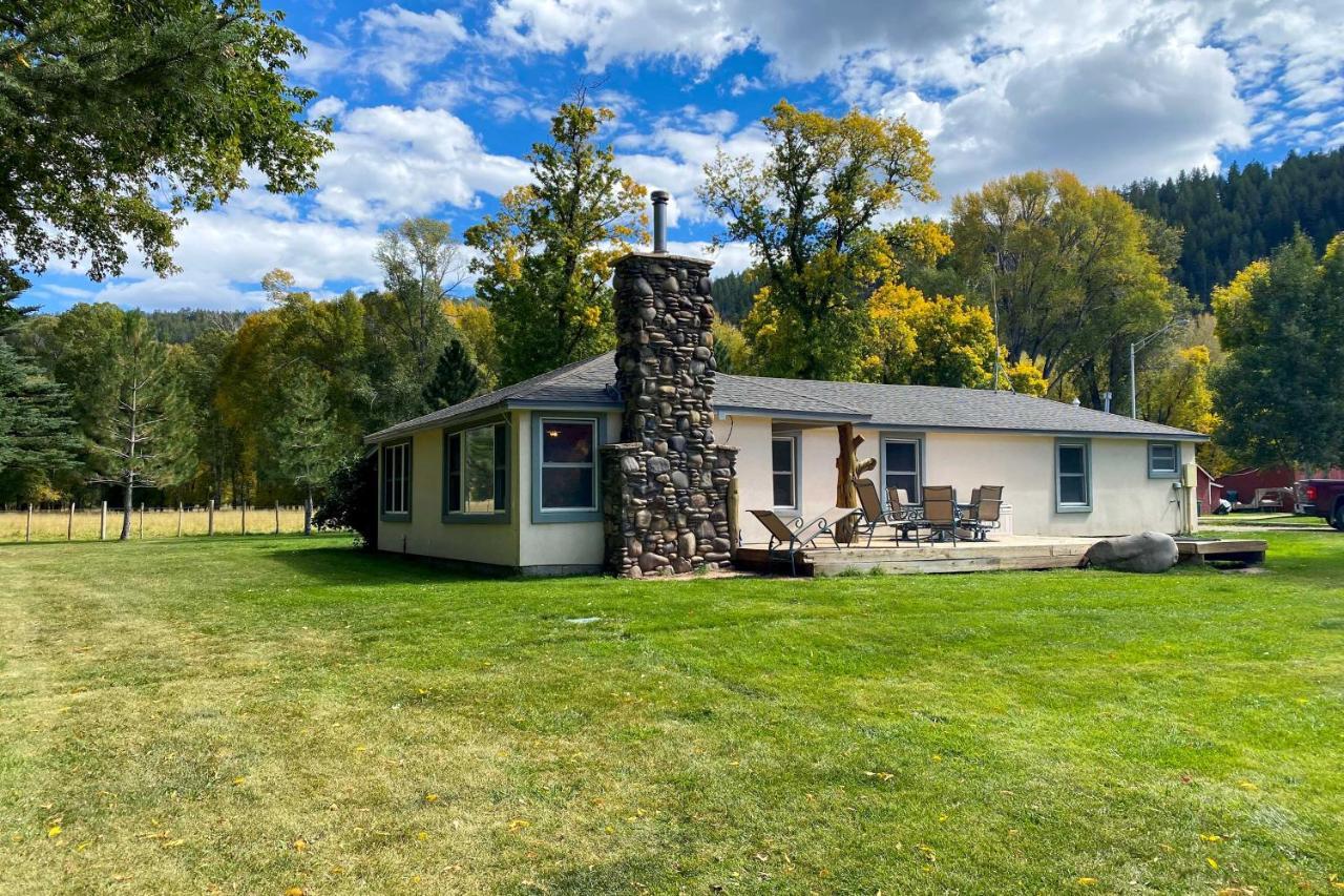 Ranch With Hot Tub And 1-acre Yard!