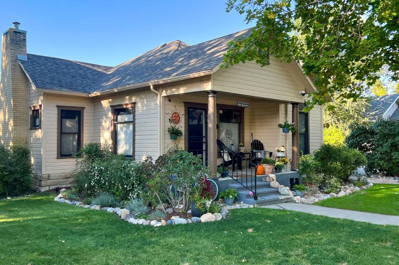 Casa de férias Lovely With Yard Walk To Dtwn And Park! *