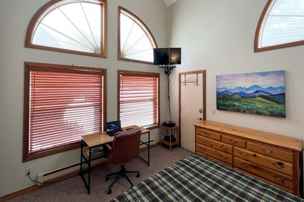Casa de férias Peaceful Townhome With Hot Tub! *