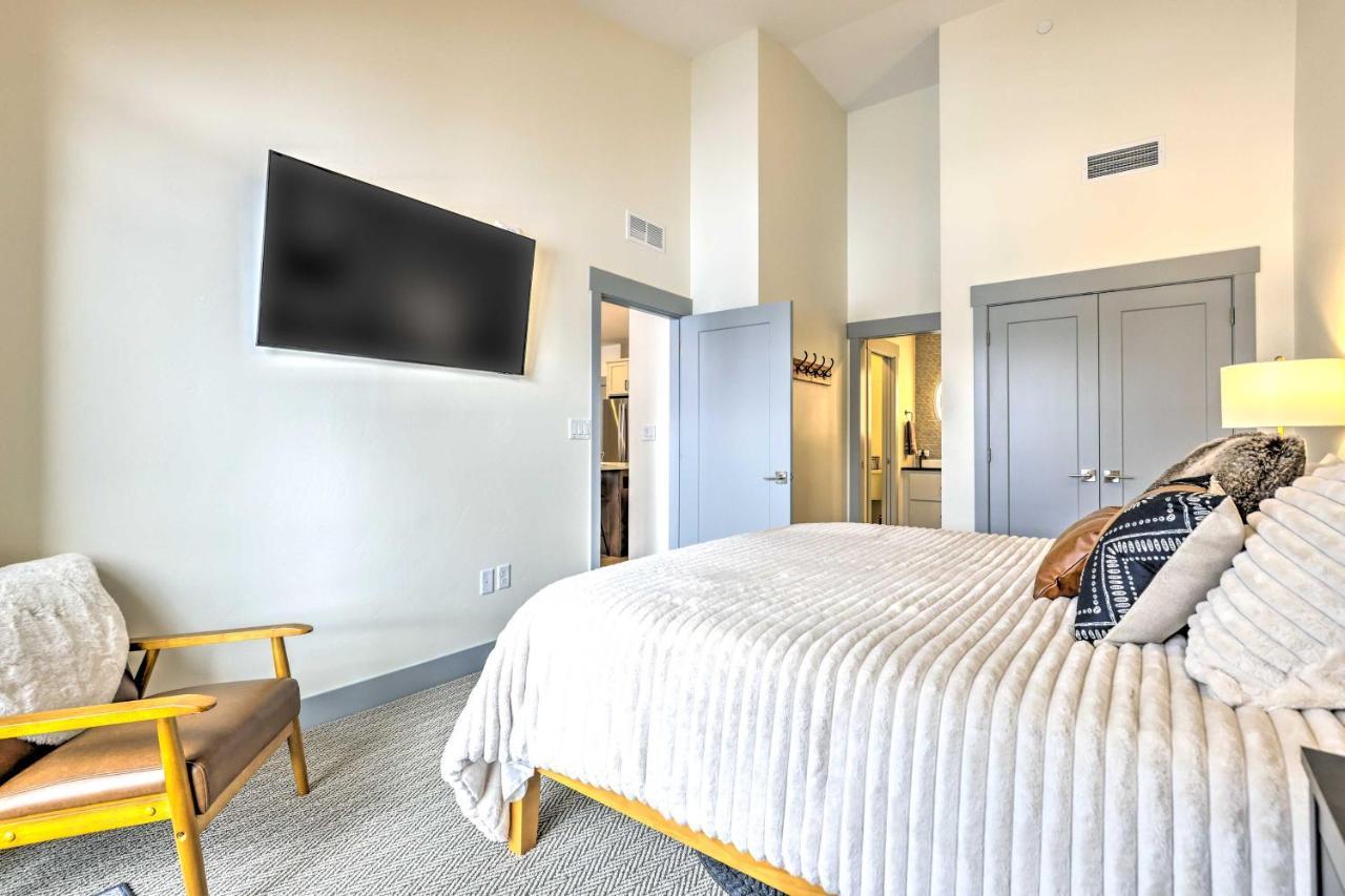 With Mountain Views In Heart Of Downtown! *