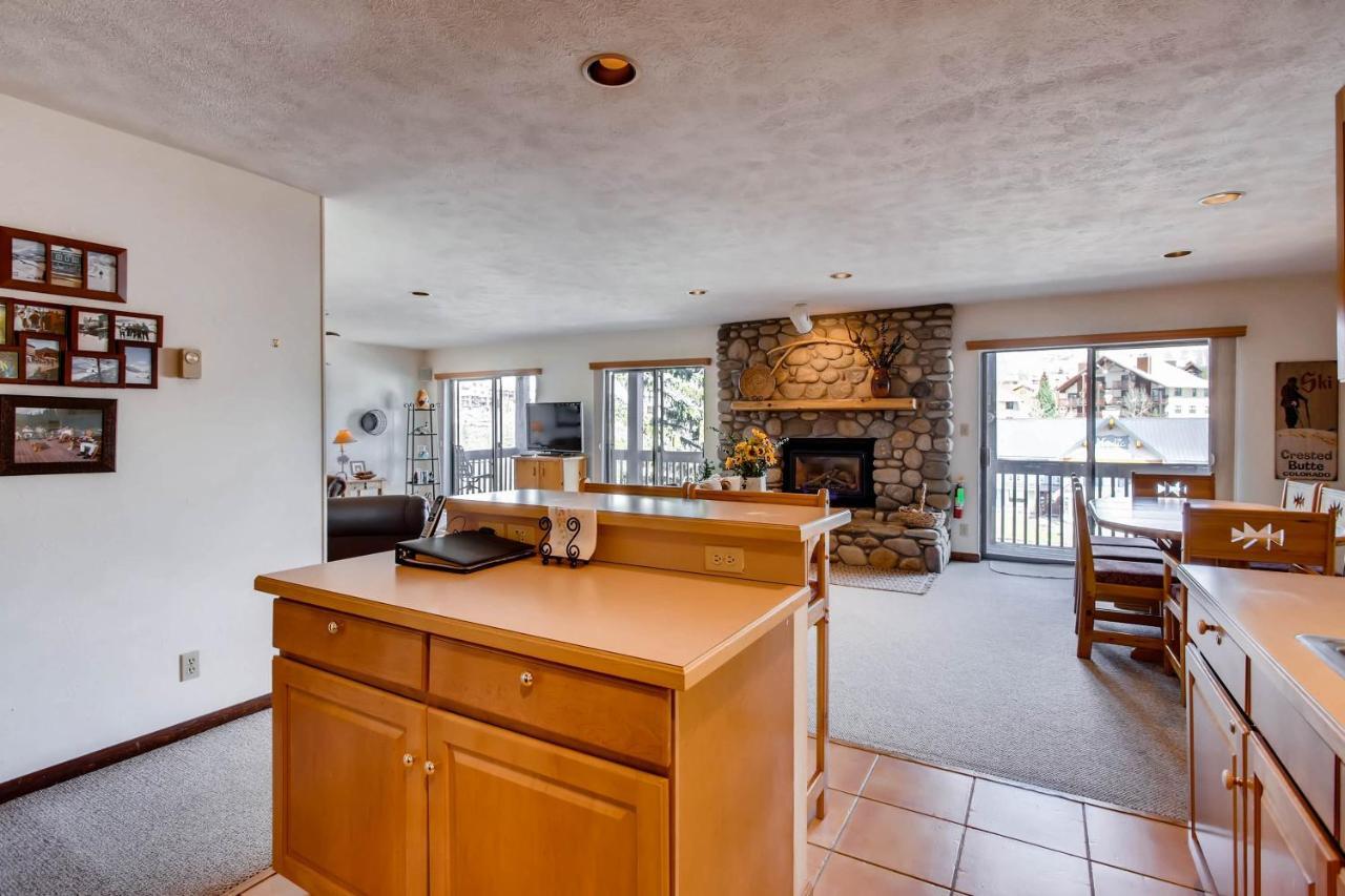 3 Bedroom Unit With Fireplace & Mountain Views Apartment *