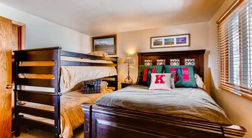 2 Bedroom 2ba Spacious With A Fireplace Apartment *