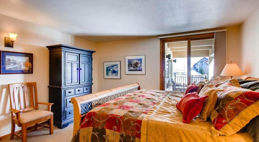 2 Bedroom 2ba Spacious With A Fireplace