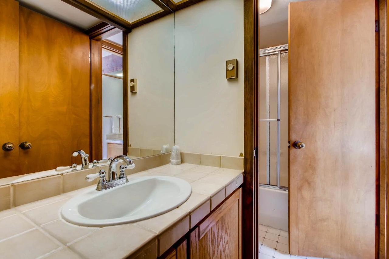 Apartment 2 Bedroom Buttes Condo- Breathtaking Views Of Mountain Range Crested Butte