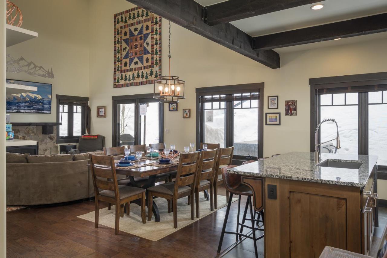 Mountain Vista Retreat: Luxury With Hot Tub And Activity Perks