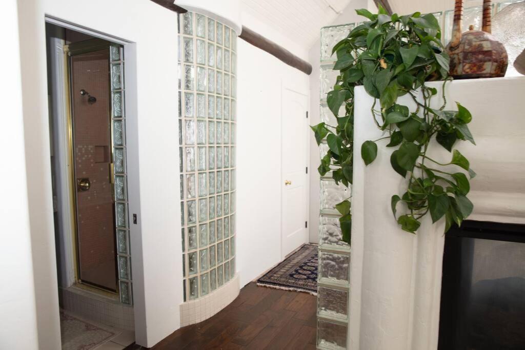 Apartment Stash Pad With Fireplace, Parking, W/d