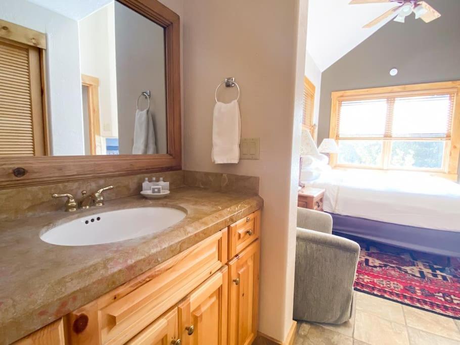 2br Mountain Luxury Skiin Out Amenities