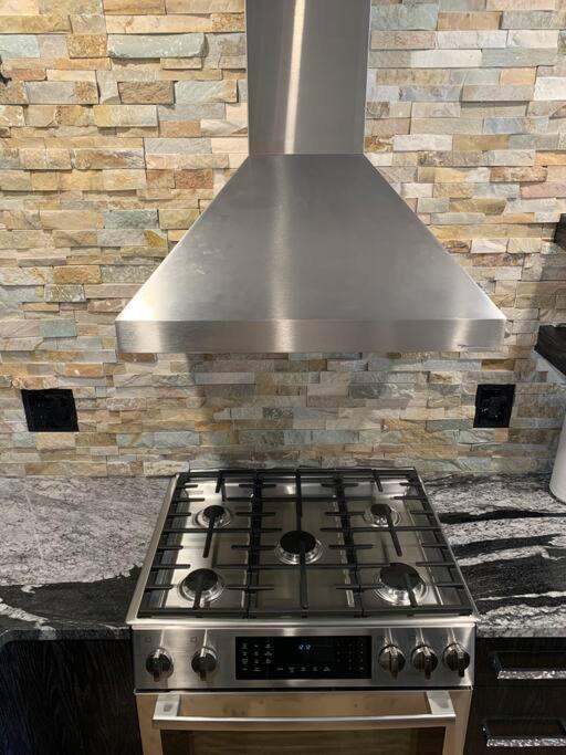 Holiday home Luxurious1br In Town And Steps To The Gondola *