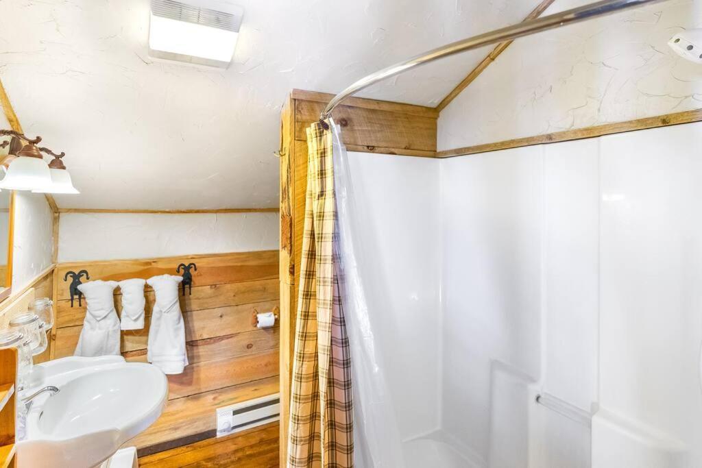 Holiday home Hot Tub Soaks & Arcade Lights - Fireplace At A Modern Alpine Retreat & Starlink With Dedicated Workstation Alma