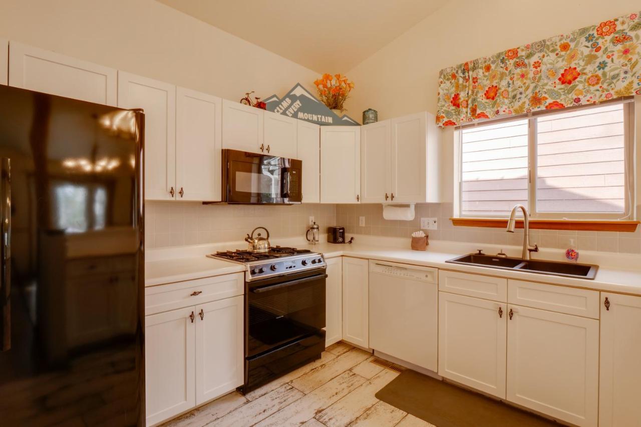 Homey Dog-friendly Retreat With Deck In Dtwn Frisco! Holiday home