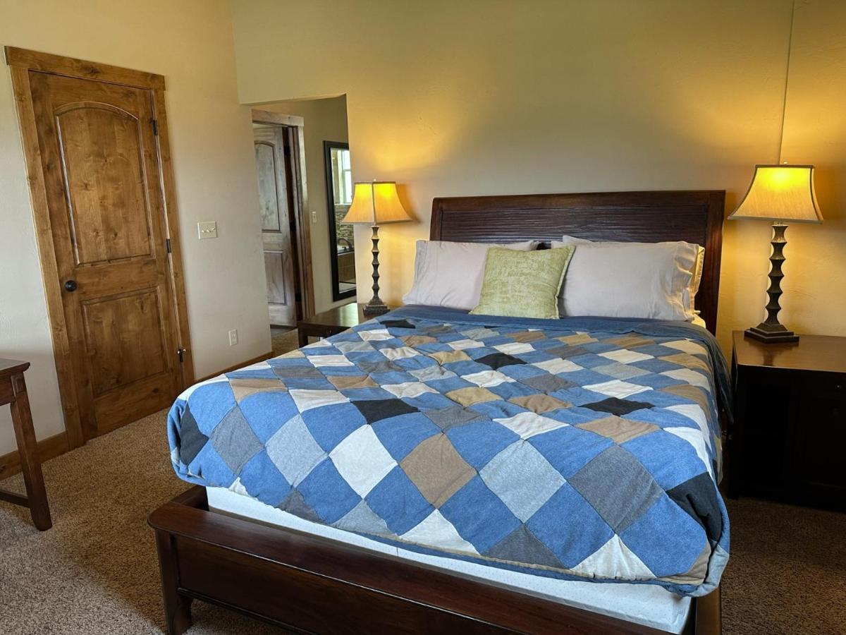 Private Retreat On Working Horse And Cattle Ranch