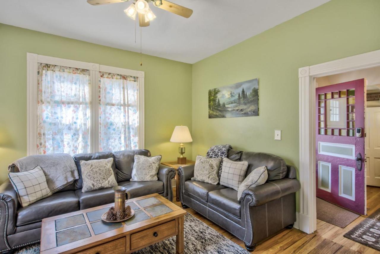 Casa de férias Victorian Charm With Hot Tub & Fire Pit Downtown