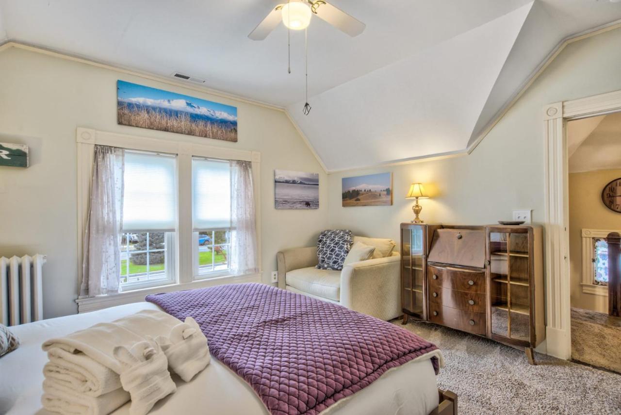 Casa de férias Victorian Charm With Hot Tub & Fire Pit Downtown *