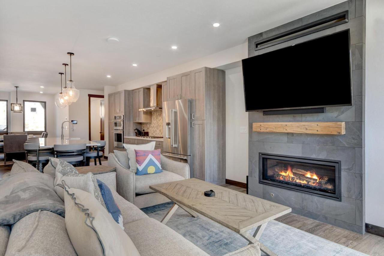 Riverfront Luxury Villa: Hot Tub, Views & Free Activities *