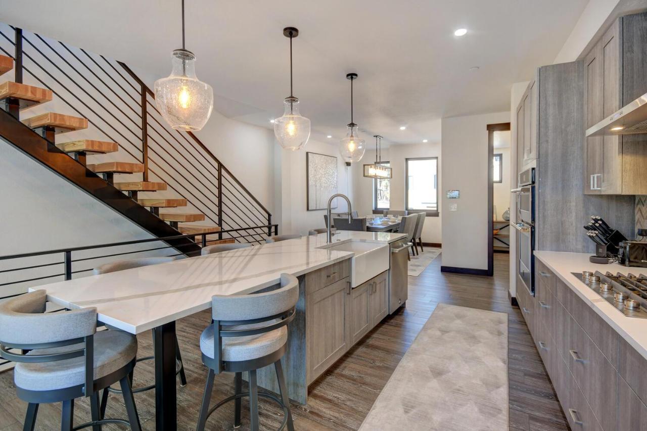 Riverfront Luxury Villa: Hot Tub, Views & Free Activities Holiday home Winter Park