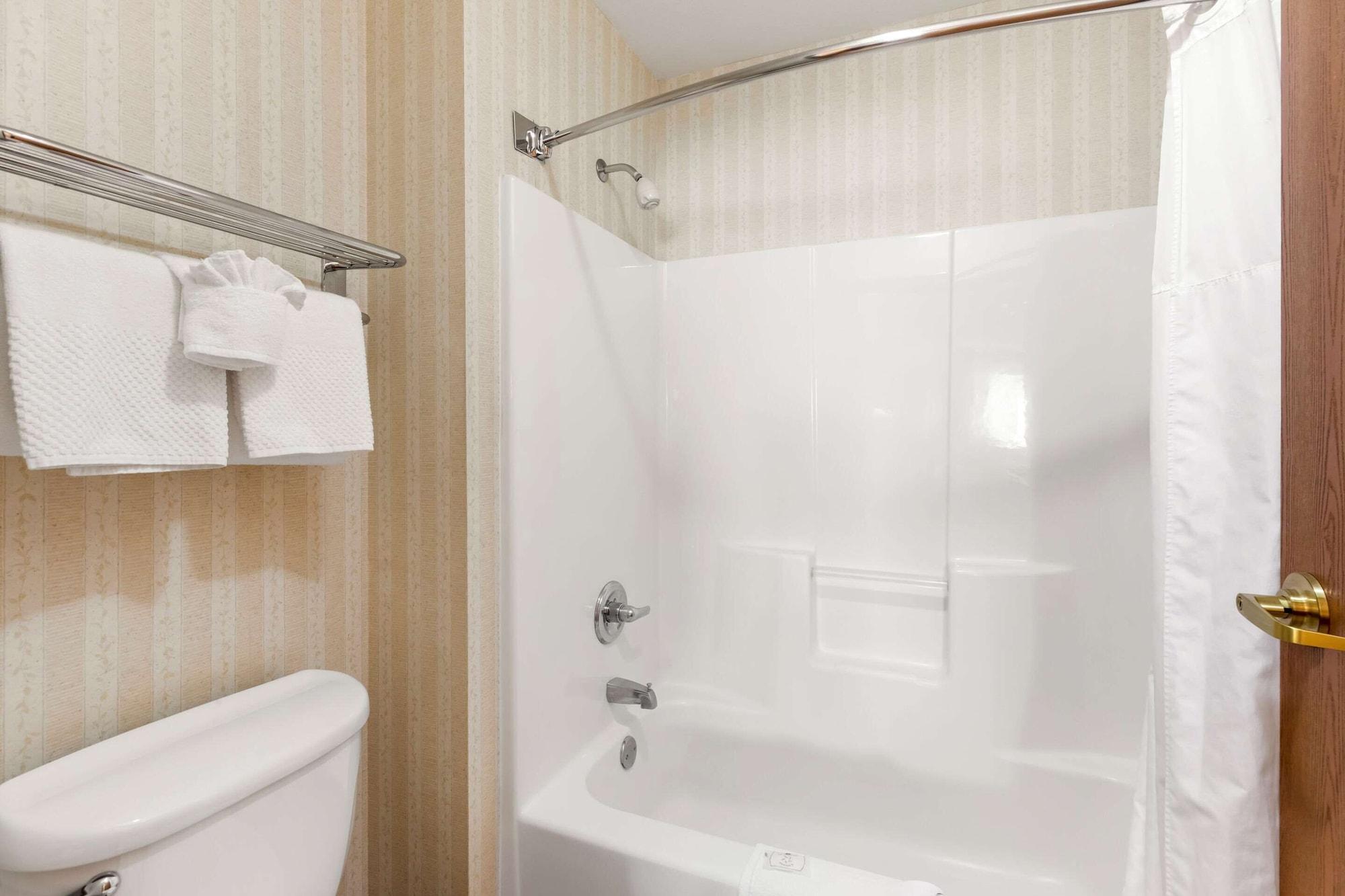 Quality & - Collins Hotel 2*