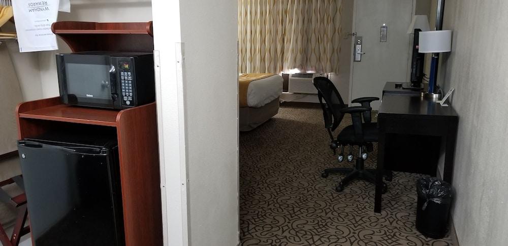 Days & By Wyndham Hotel