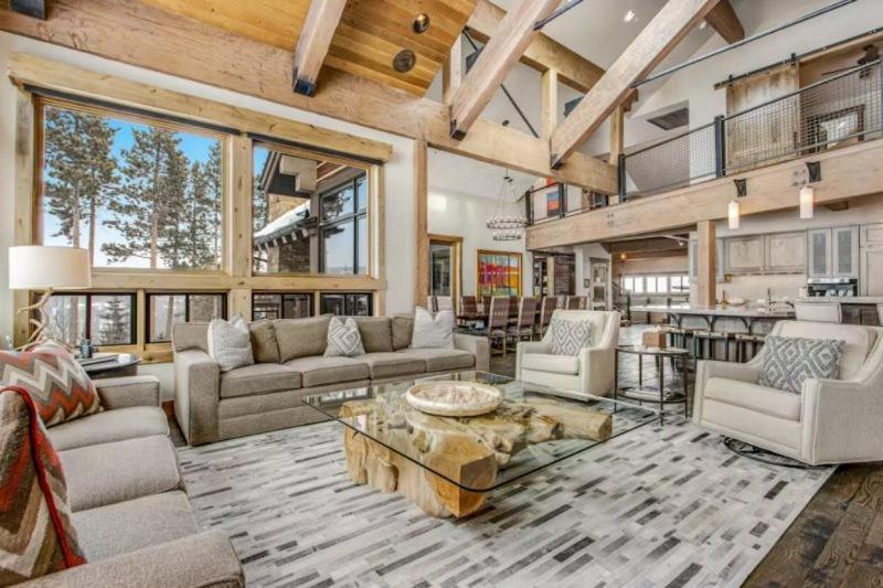 Luxurious 6-bedroom Ski-in-ski-out Home, Very Spacious, With Private Hot Tub And Game Room,