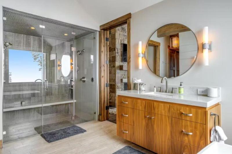 Luxurious 6-bedroom Ski-in-ski-out Home, Very Spacious, With Private Hot Tub And Game Room, Breckenridge