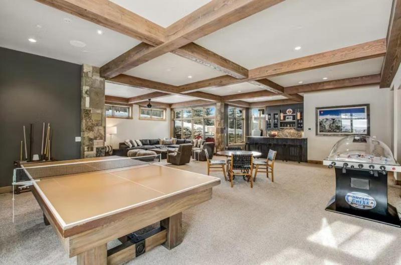 Luxurious 6-bedroom Ski-in-ski-out Home, Very Spacious, With Private Hot Tub And Game Room, Holiday home *