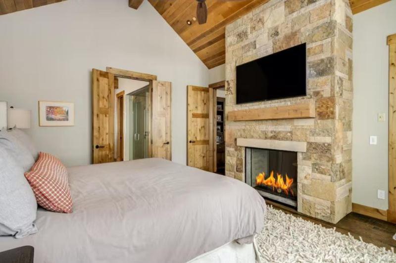Luxurious 6-bedroom Ski-in-ski-out Home, Very Spacious, With Private Hot Tub And Game Room, Holiday home Breckenridge